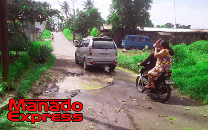 Warga Keluhkan Jalan Masuk Pasar Berdikari Tumpaan